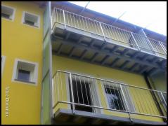 DOMINOX Pension Agnes: Jekleni balkoni (prašno barvano) aluminijasta tla inox balkonske ograje pregradne stene (jedkano steklo)