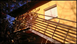 DOMINOX: Stopnice z inox konstrukcijo in lesenim polnilom  
