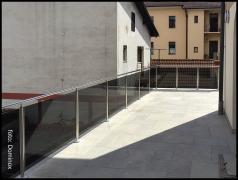 Dominox: inox balkonska ograja (polirani onoks in kaljeno tonirano steklo)