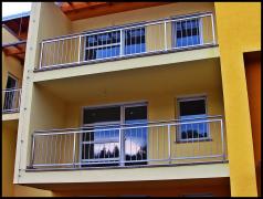 DOMINOX: Inoks balkonska ograja: Okrogel rob in kvadratni profili polnila  