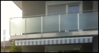 DOMINOX: Inoks balkonska ograja z jedkanim kaljenim steklom
