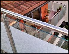 DOMINOX: Balkonska ograja: Polirane inox cevi in stekleno polnilo  