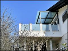 DOMINOX: balkonska ograja s steklenim polnilom in steklen nadstrešek