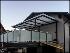 nadstrešek in balkonska ograja  antracit jeklena konstrukcija in kaljeno jedkano steklo