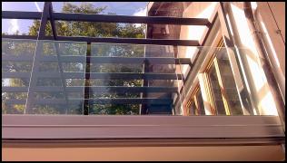 Dominox: Pasarstvo in inox izdelki  Nadstrešek z jekleno konstrukcijo in steklena balkonska ograja  