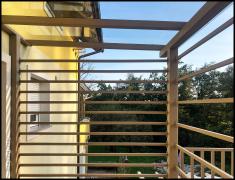 DOMINOX: Nadstrešek z ograjo vroče cinkano in elektrostatično barvano