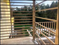 DOMINOX: Nadstrešek z ograjo vroče cinkano in elektrostatično barvano
