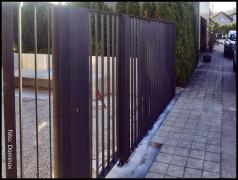 DOMINOX: Dvoriščna ograja z vrati (vroče cinkana in prašno barvana)