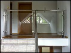 DOMINOX Varnostna ograja z vrati na stopnišču (polirani inox in kaljeno steklo)