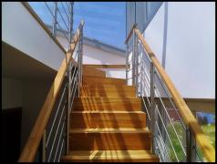 DOMINOX Moderna inox ograja za stopnice in galerijo z lesenim ročajem 