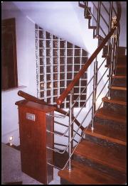 DOMINOX Inoks stopniščna ograja z oprijemali iz plemenitega lesa v barvi stopnišča