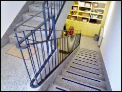 DOMINOX Adaptacija starega stopnišča Jeklena barvana ograja v stilu gradnje 