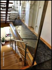 DOMINOX: Kovinske stopnice z lesom in steklena ograja