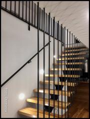 DOMINOX: Lesene stopnice z jekleno nosilno ramo in inox ograjo  