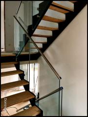 DOMINOX: Jekelno stopnišče lesene stopnice in steklena ograja z inox držalom