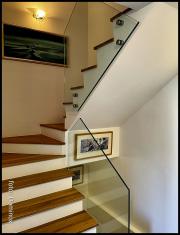 DOMINOX: samonosna steklena ograja na stopnicah